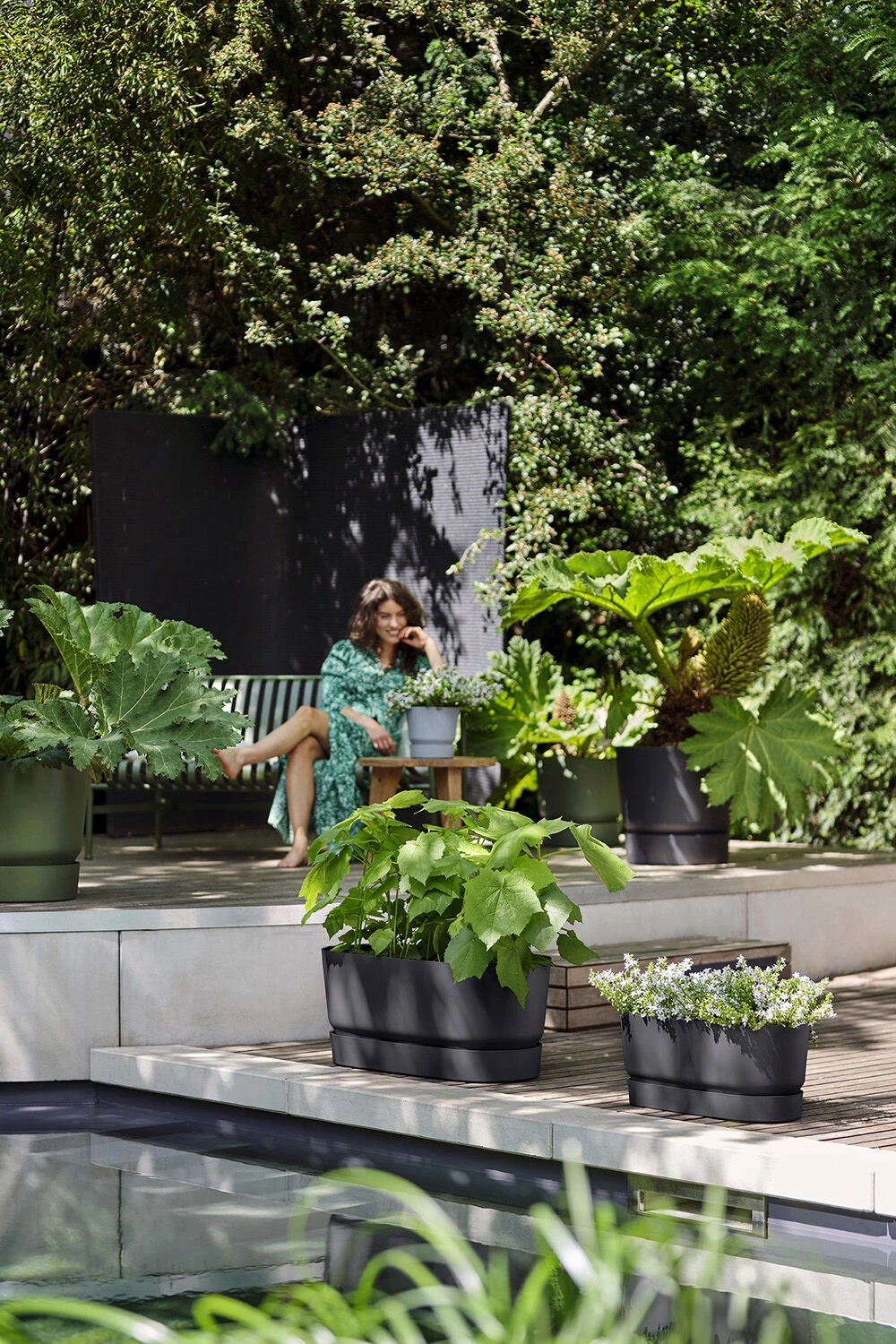 Bloembak Elho Greenville Terrace Long 50cm - Met wielen - Living black Bloembak Elho Greenville Terrace Long 50cm - Met Wielen - Living Black -Ingemaakte Serie Winkel greenville trough long 50 plantenbak living black 6 13