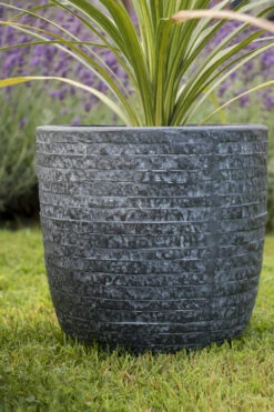 Bloempot Utah Egg - D55 X H51cm - Donkergrijs 4 Bloempot Utah Egg - D55 X H51cm - Donkergrijs -Ingemaakte Serie Winkel utah egg pot graphite d55h51 bloempot 7 8