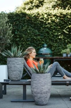 Capi Bloempot Nature Elegant Rib NL - D34 X H46cm - Antraciet 4 Capi Bloempot Nature Elegant Rib NL - D34 X H46cm - Antraciet -Ingemaakte Serie Winkel vaas elegant laag rib nl 36x47 antraciet bloempot 7 8